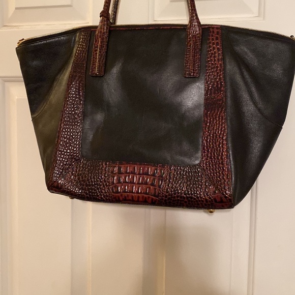Beautiful leather Brahmin bag. Two zippers on top and 4 pockets on the inside. - Picture 2 of 10
